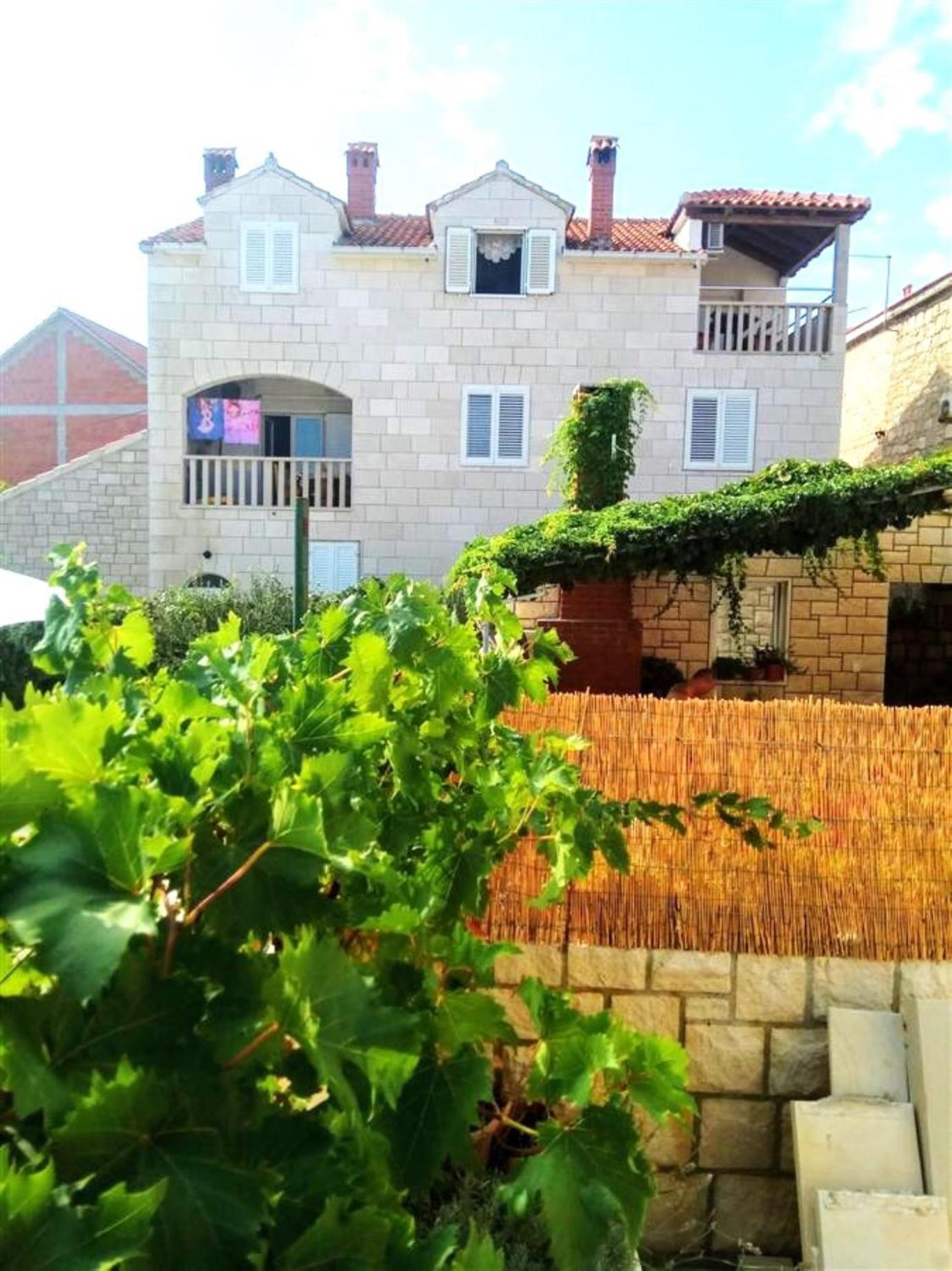 Apartmani Banic Postira Exterior photo